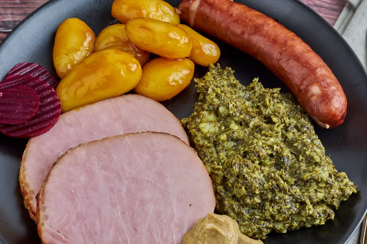 sønderjysk nytårsmenu med hamburgerryg, kålpølser, brunede kartofler og sønderjysk grønlangkål