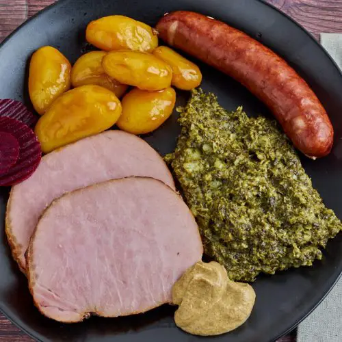 sønderjysk nytårsmenu med klassisk nytårsmad hamburgerryg, kålpølser, grønlangkål og brunede kartofler