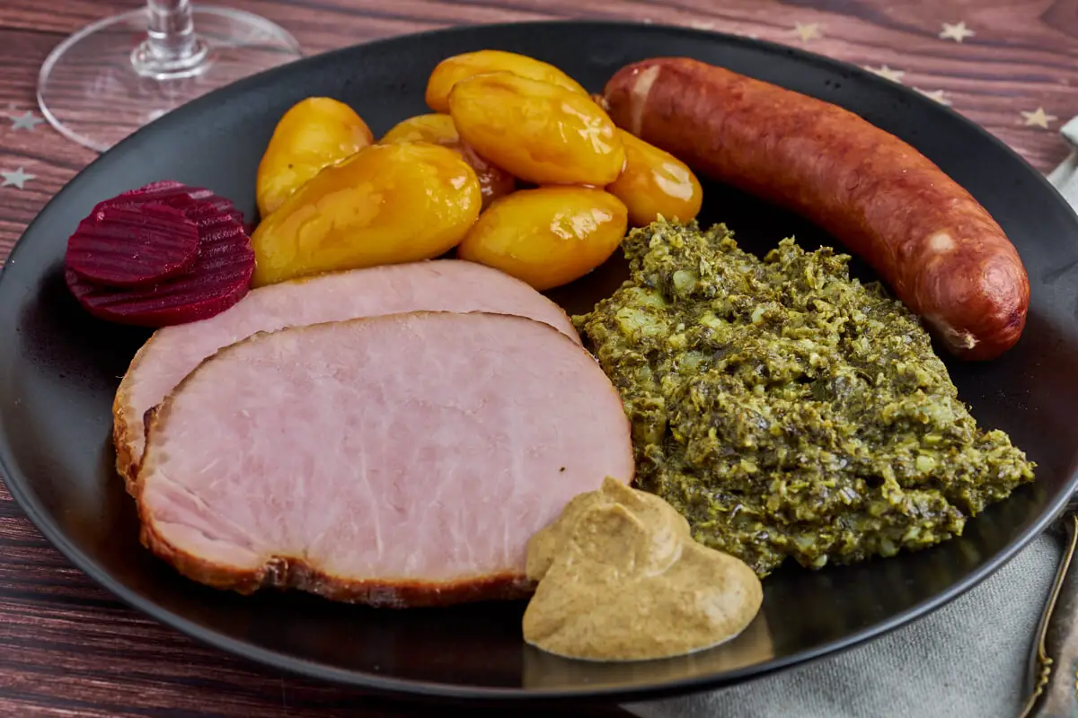 sønderjysk nytårsmad med kålpølser, grønlangkål, hamburgerryg og brunede kartofler