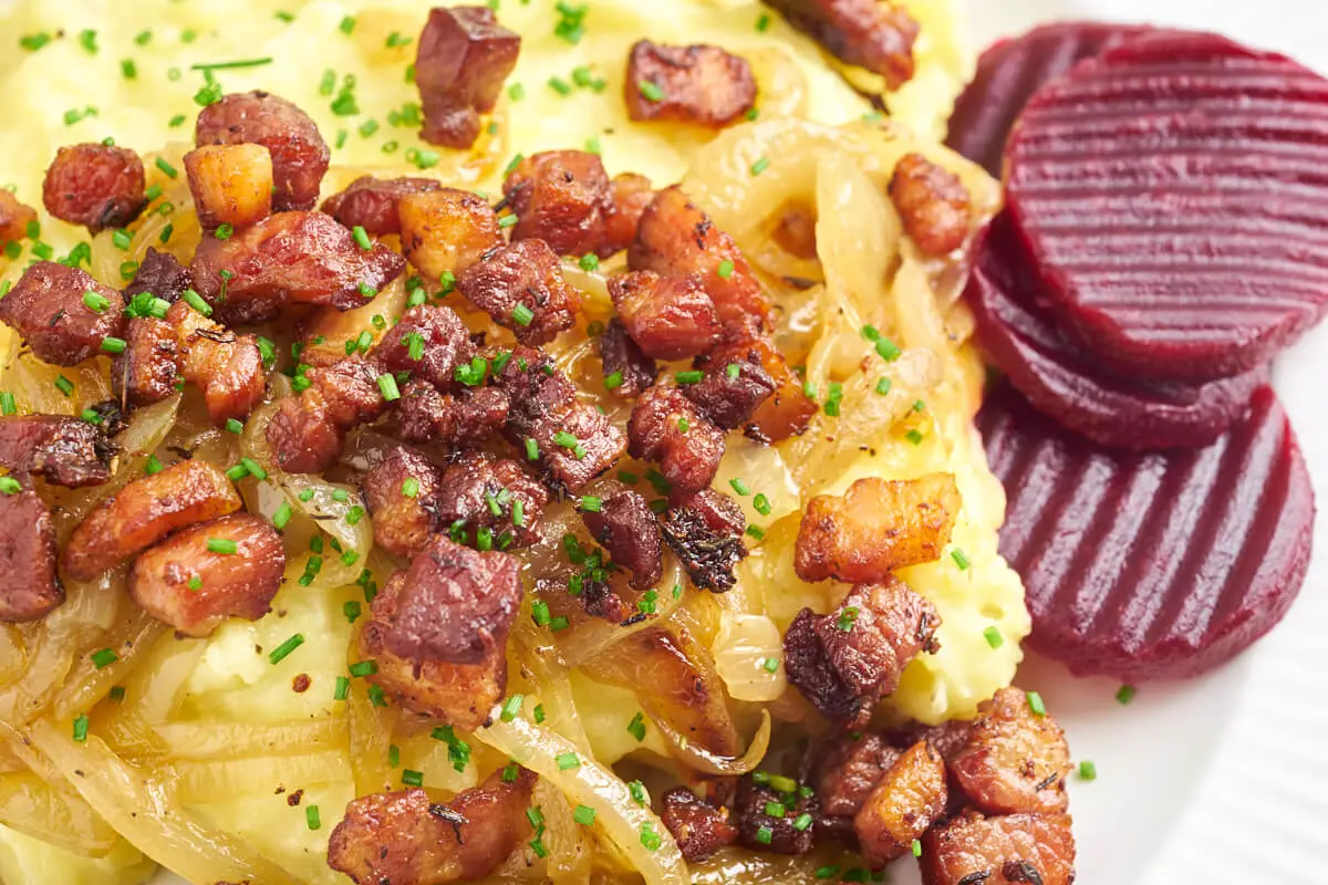 brændende kærlighed med kartoffelmos, løg og bacon
