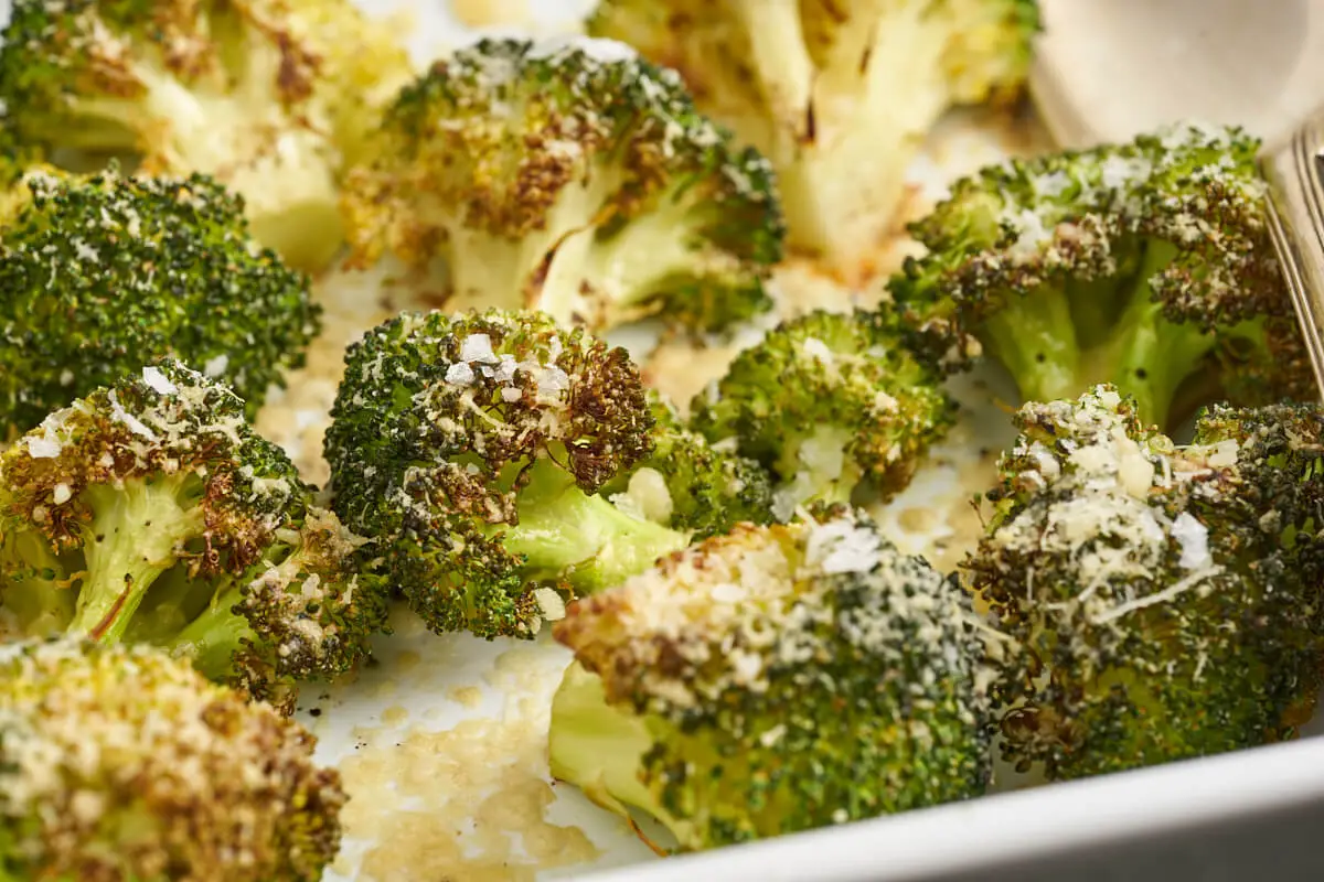 ovnbagt broccoli med parmesan