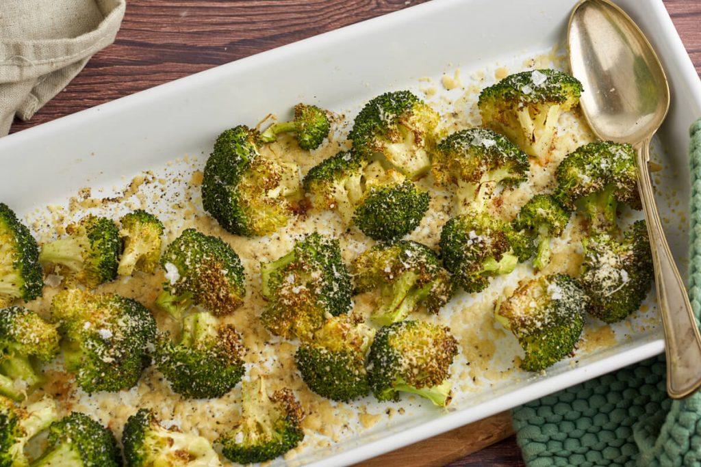 Broccoli i ovn Nem opskrift på bagt broccoli med parmesan