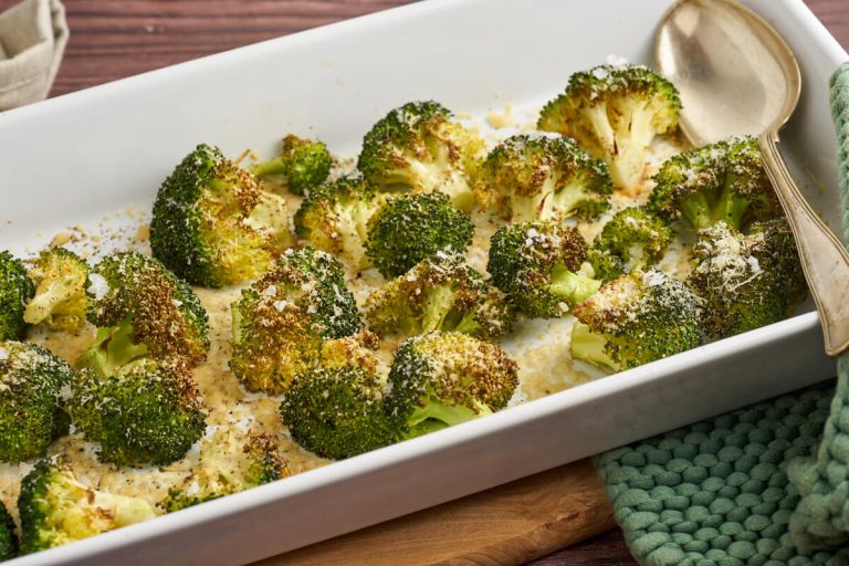 Broccoli i ovn Nem opskrift på bagt broccoli med parmesan