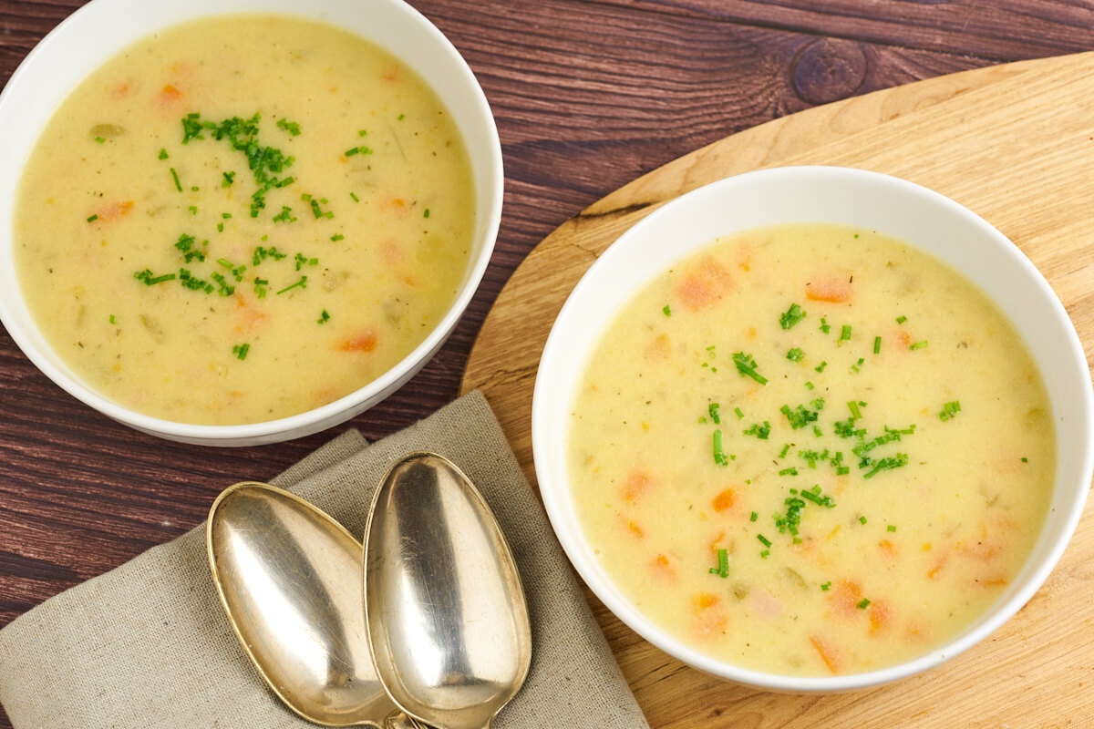 kartoffelsuppe med gulerødder og skinke i hvide skåle