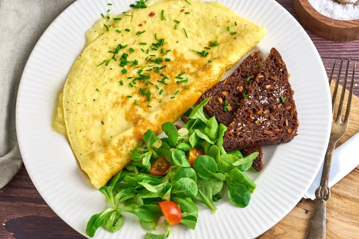 omelet med ost og en grøn salat og rugbrød