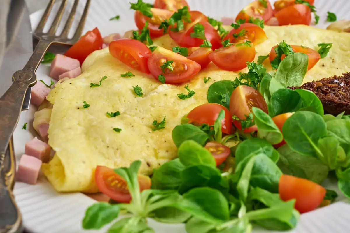 omelet med skinke og ost samt grøn salat til