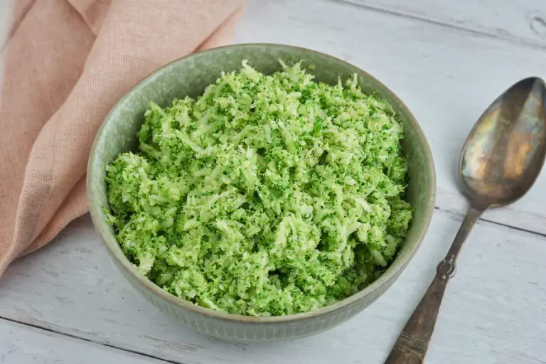 grønne broccoliris i skål