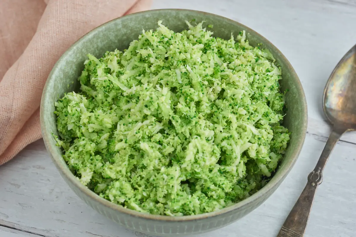 skål med grønne broccoliris