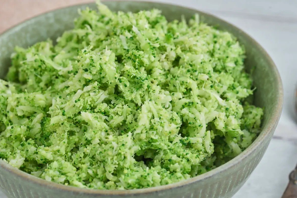 grønne broccoliris er nemme grøntsagsris som alternativ til ris