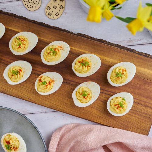 djævleæg eller deviled eggs med påske pynt til påskefrokost