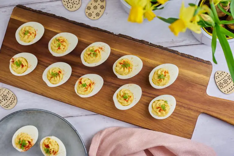 djævleæg eller deviled eggs med påske pynt til påskefrokost
