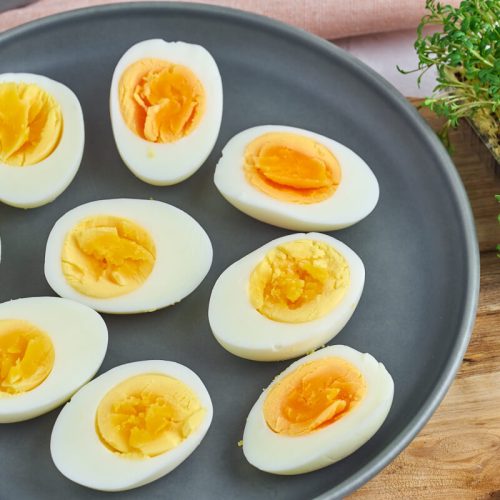 hårdkogte æg på tallerken med karse