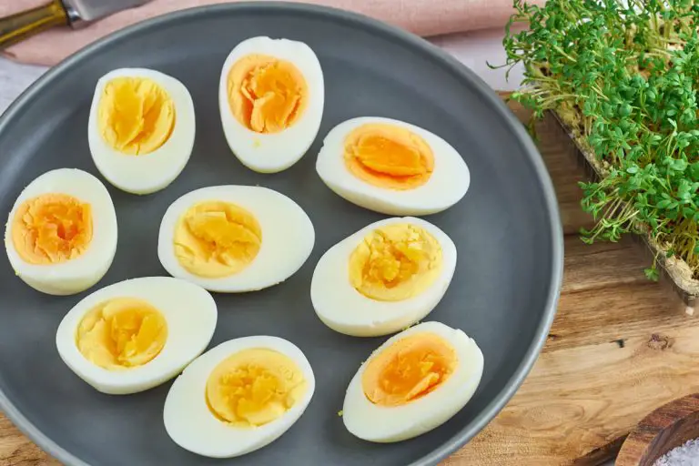 hårdkogte æg på tallerken med karse