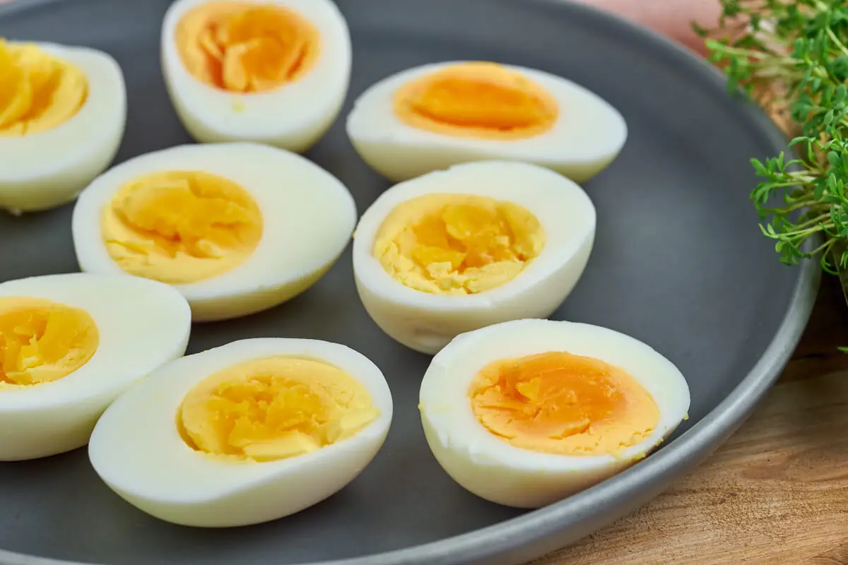 halve hårdkogte æg