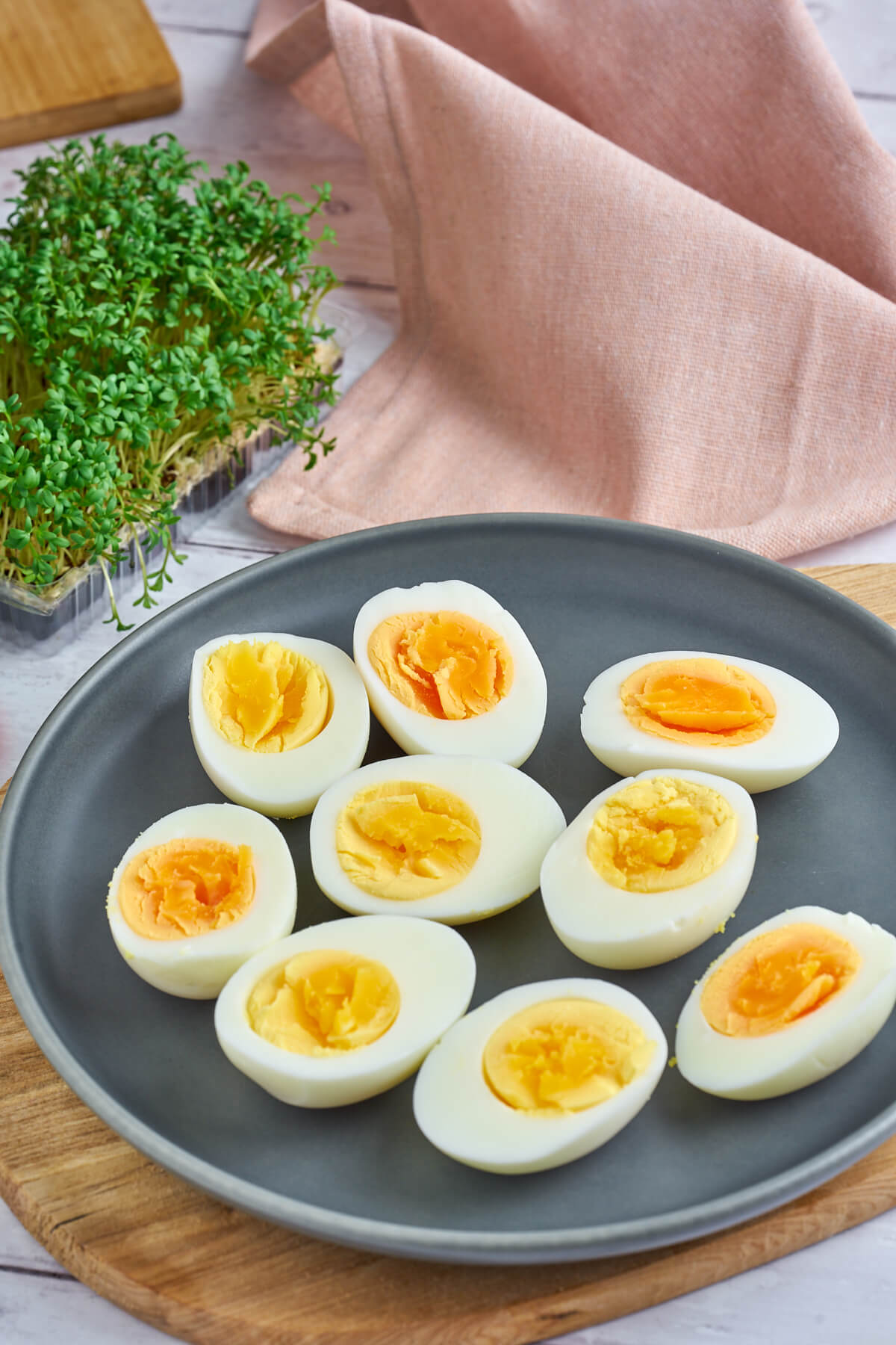 tallerken med hårdkogte æg og karse til påskefrokost