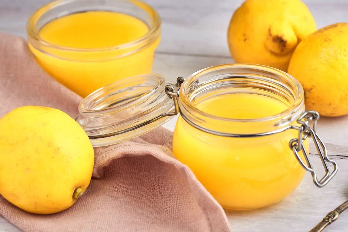 glas med hjemmelavet lemon curd med citroner