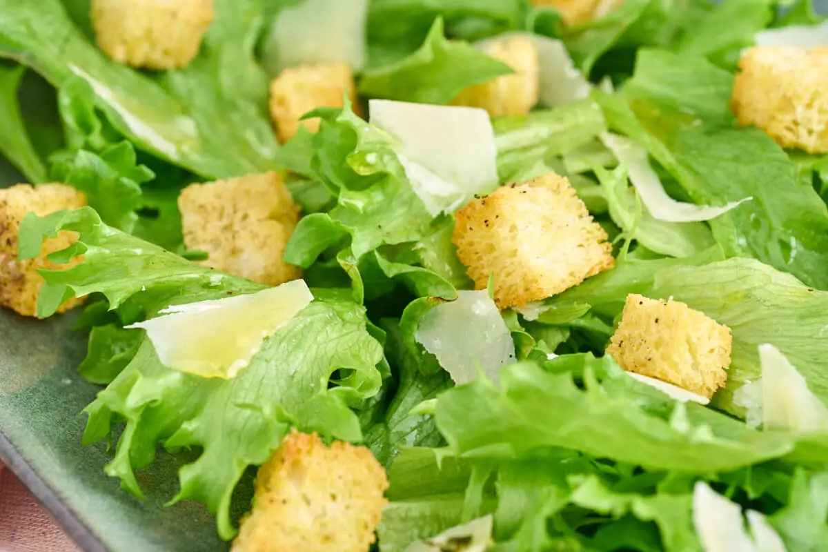grøn salat med parmesan og brødcroutoner