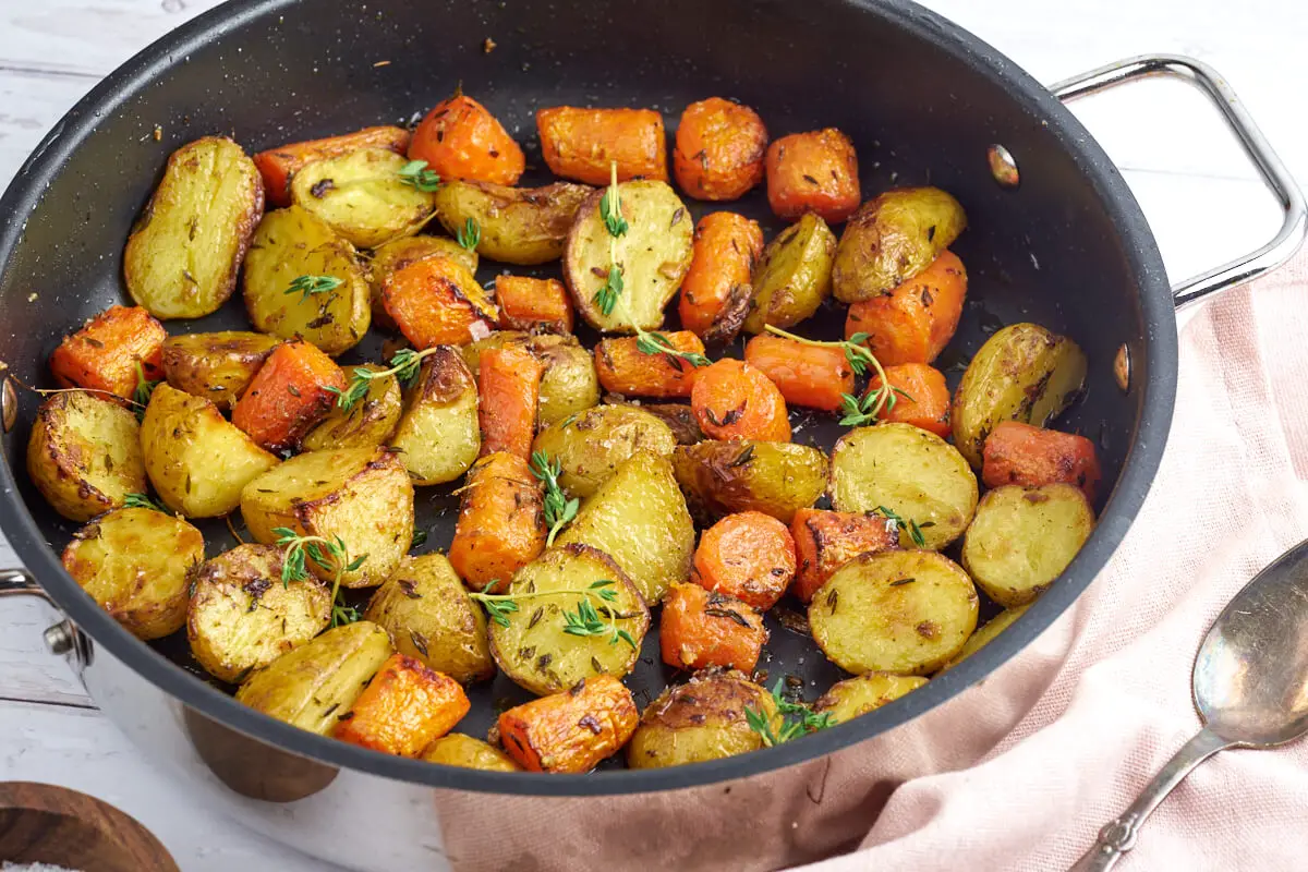 kartofler og gulerødder i ovn med timian i fad