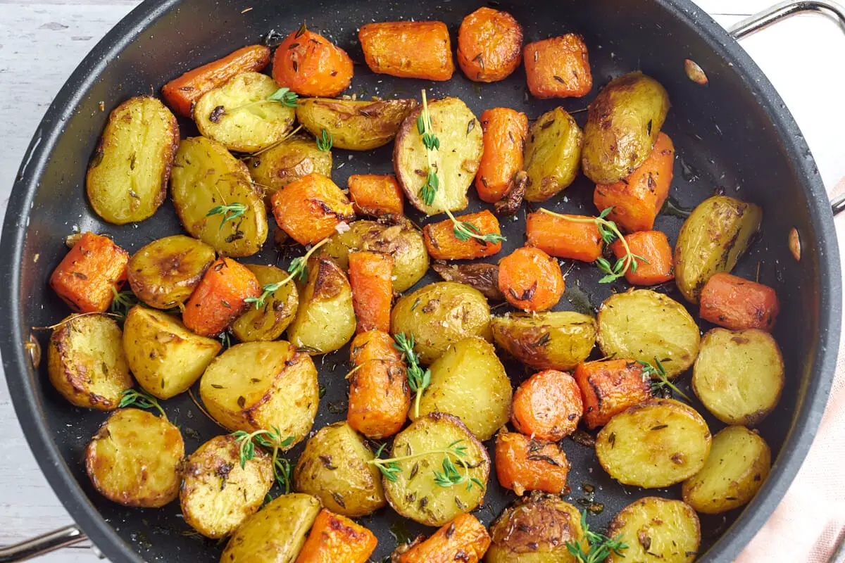 ovnfad med kartofler og gulerødder