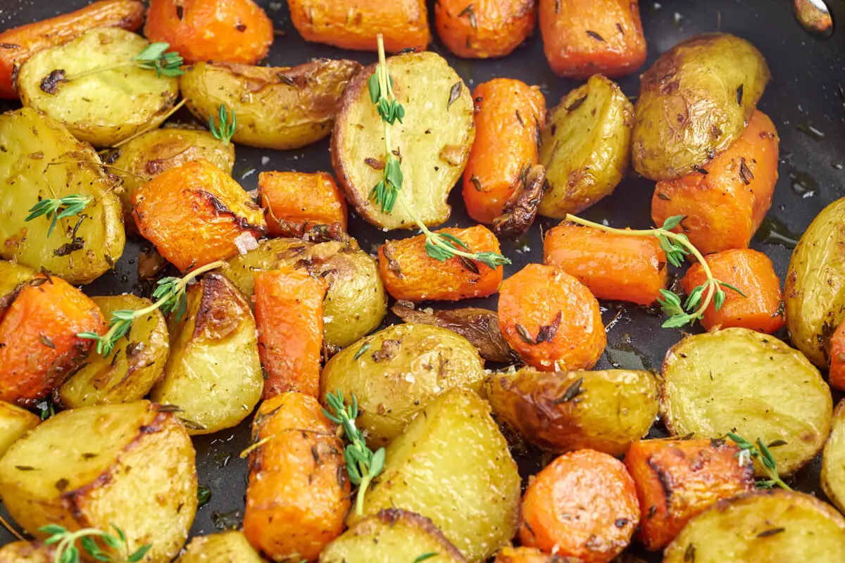 kartofler og gulerødder i ovn med timian