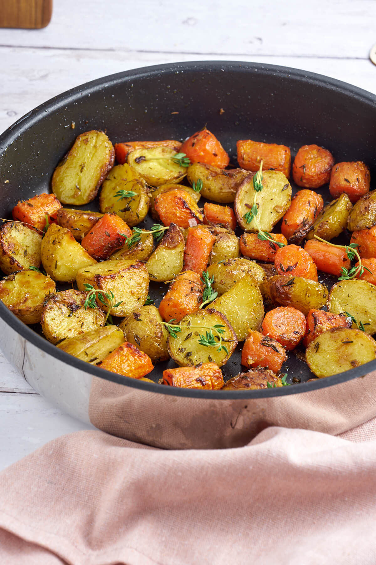 fad med kartofler og gulerødder i ovn