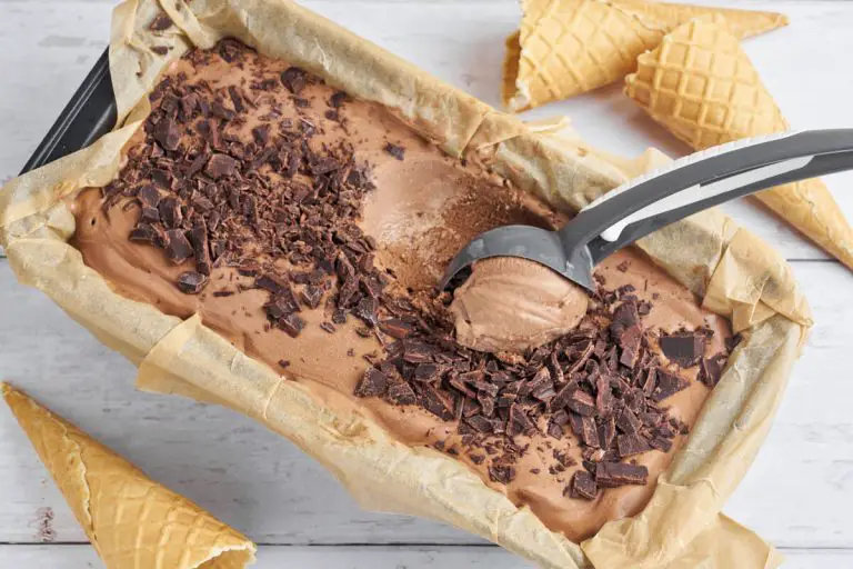 chokoladeis i form med hakket chokolade på toppen og isske samt isvafler ved siden af