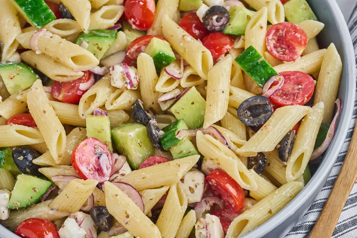 græsk pastasalat med pasta penne, tomater, agurk, rødløg, oliven og feta
