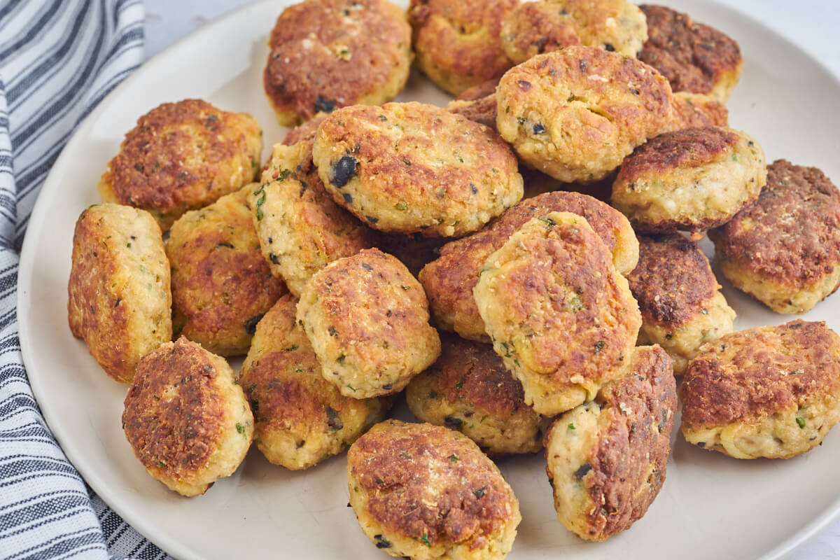 tallerken med græske kyllingefrikadeller