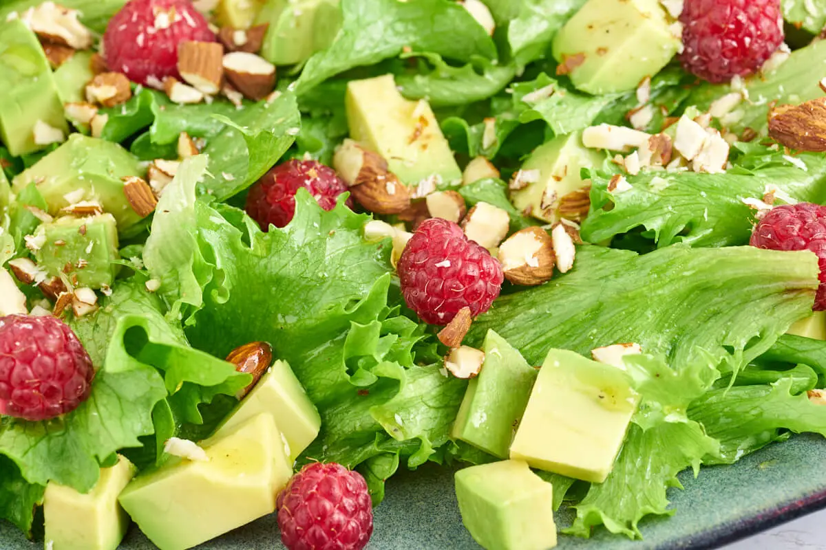 grøn salat med avocado, hindbær og mandler