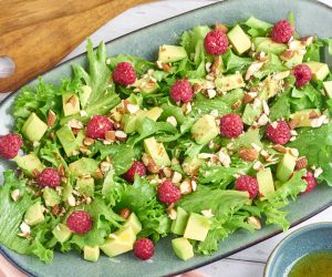 Grøn salat med avocado og hindbær