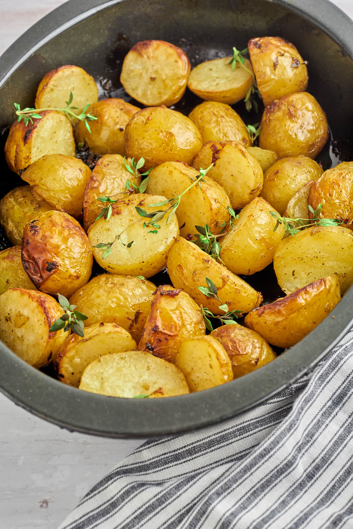 kartofler på grill med krydderurter i fad