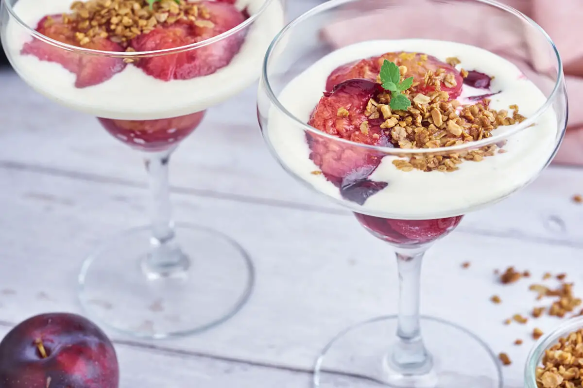 dessert i glas med blommetrifli med havregrynsknas og vaniljeråcreme