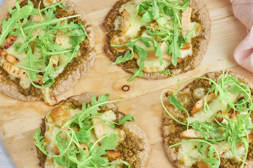 Pita pizza med kylling og pesto Nem opskrift på pizza på pitabrød