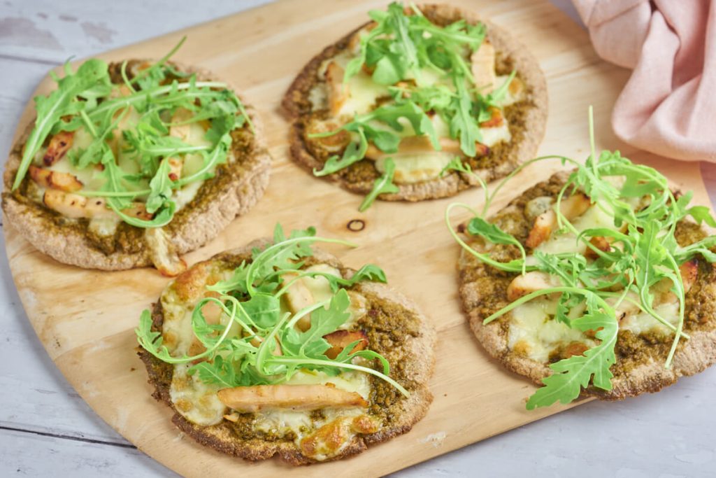 Pita pizza med kylling og pesto Nem opskrift på pizza på pitabrød