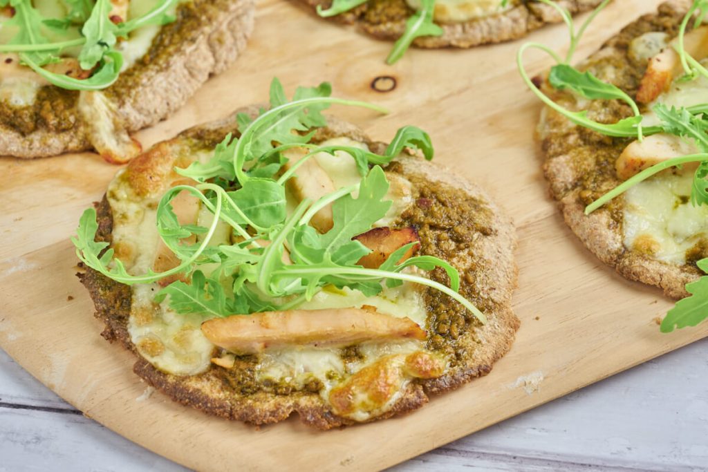 Pita pizza med kylling og pesto Nem opskrift på pizza på pitabrød