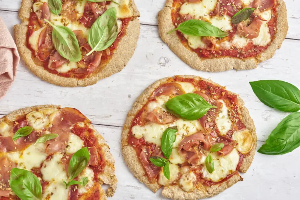 4 pizzaer lavet på pitabrød med tomat, skinke og ost