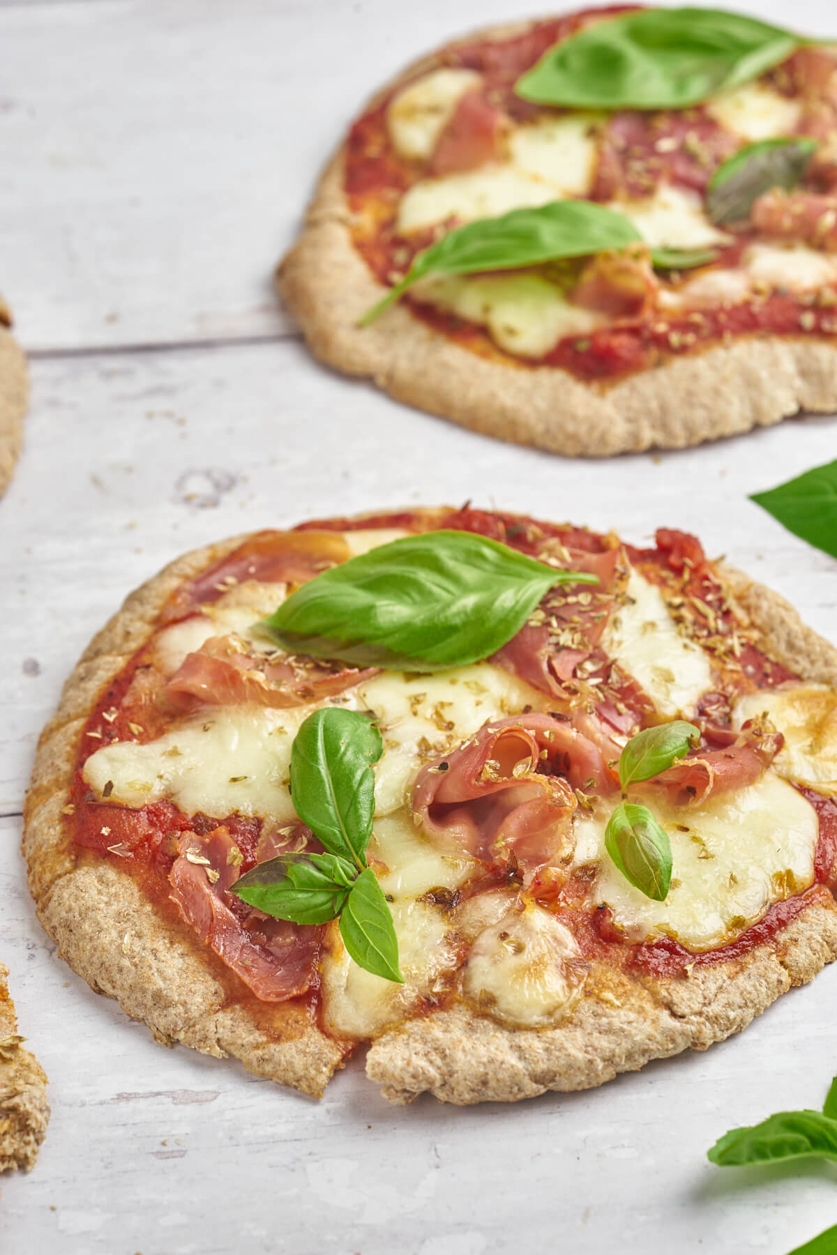 pita pizza på pitebrød med tomatsovs, skinke og ost