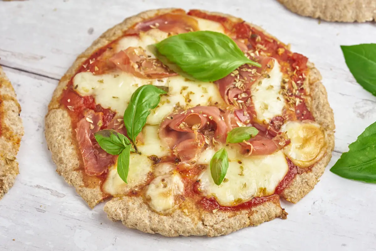 pita pizza med skinke og ost, samt tomat og basilikum