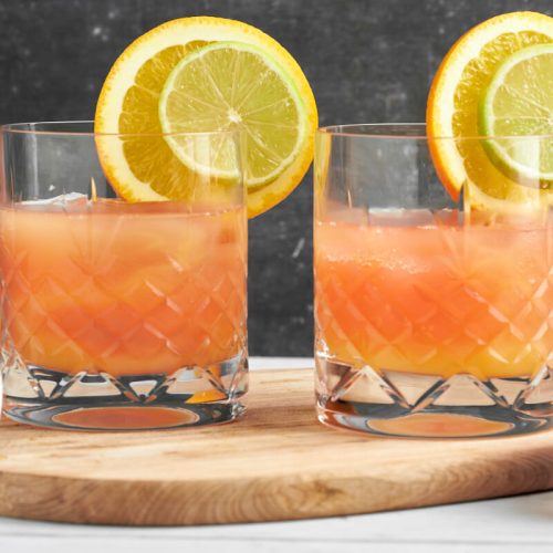 filur drink i glas med appelsinskiver og lime på glasset
