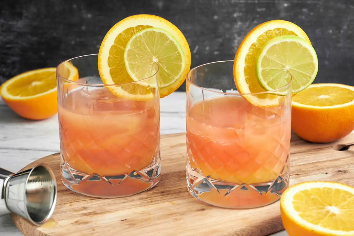 filur drink i glas med appelsin og lime