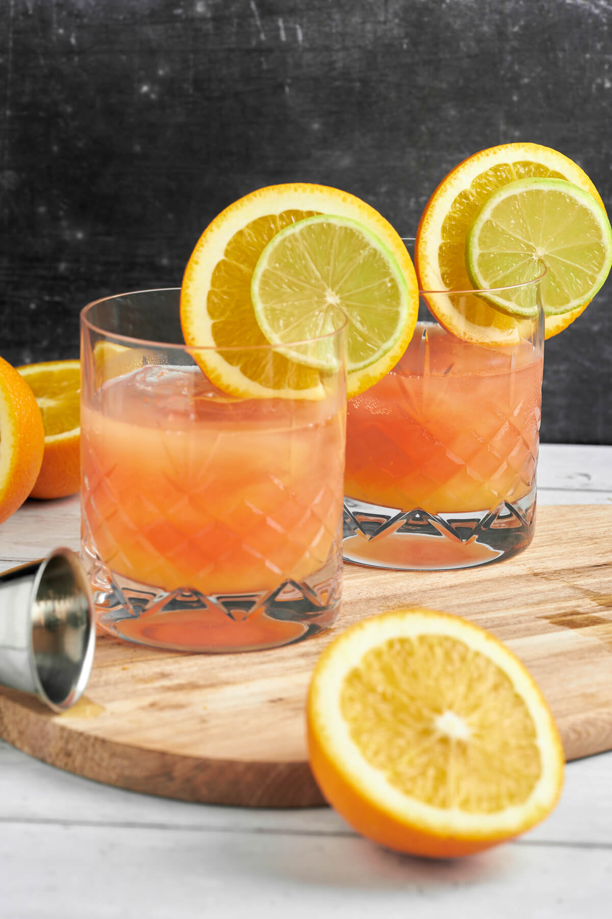 2 filur drinks i glas med skiver af appelsin og lime
