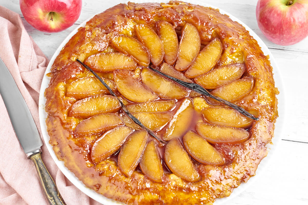 fransk tarte tatin æbletærte med karamel og vanilje på fad