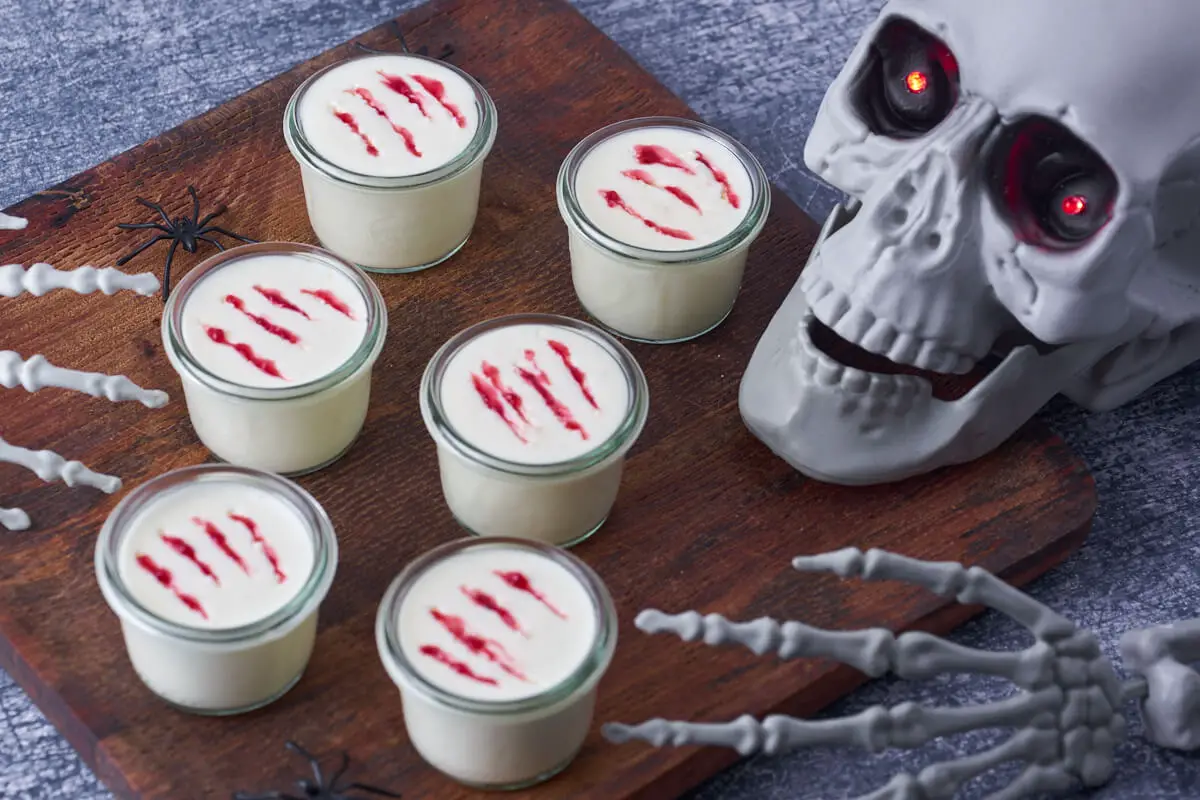 halloween citronfromage med blodige kradsemærker i små dessertglas
