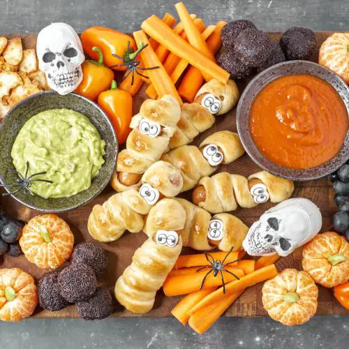 halloween snackfad med mumie pølsehorn, græskar mandariner, og meget andet