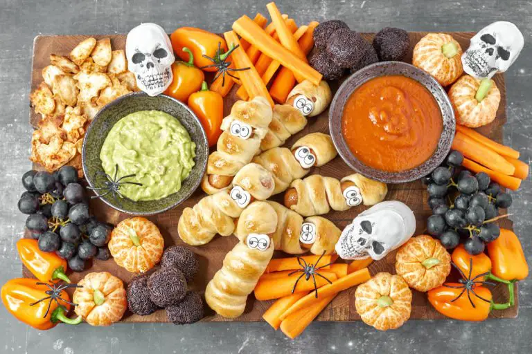 halloween snackfad med mumie pølsehorn, græskar mandariner, og meget andet