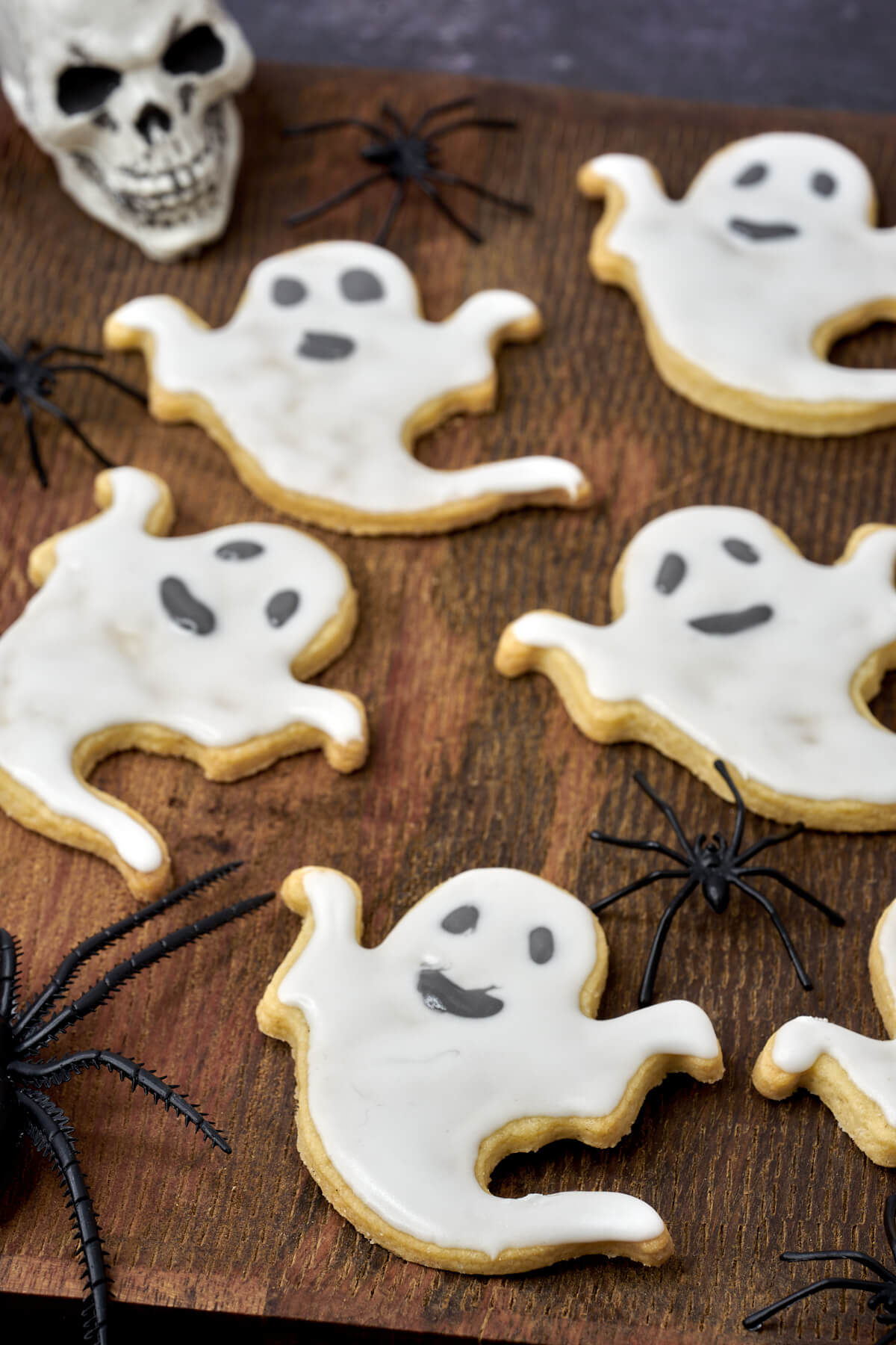 halloween spøgelses småkager på træ med edderkop