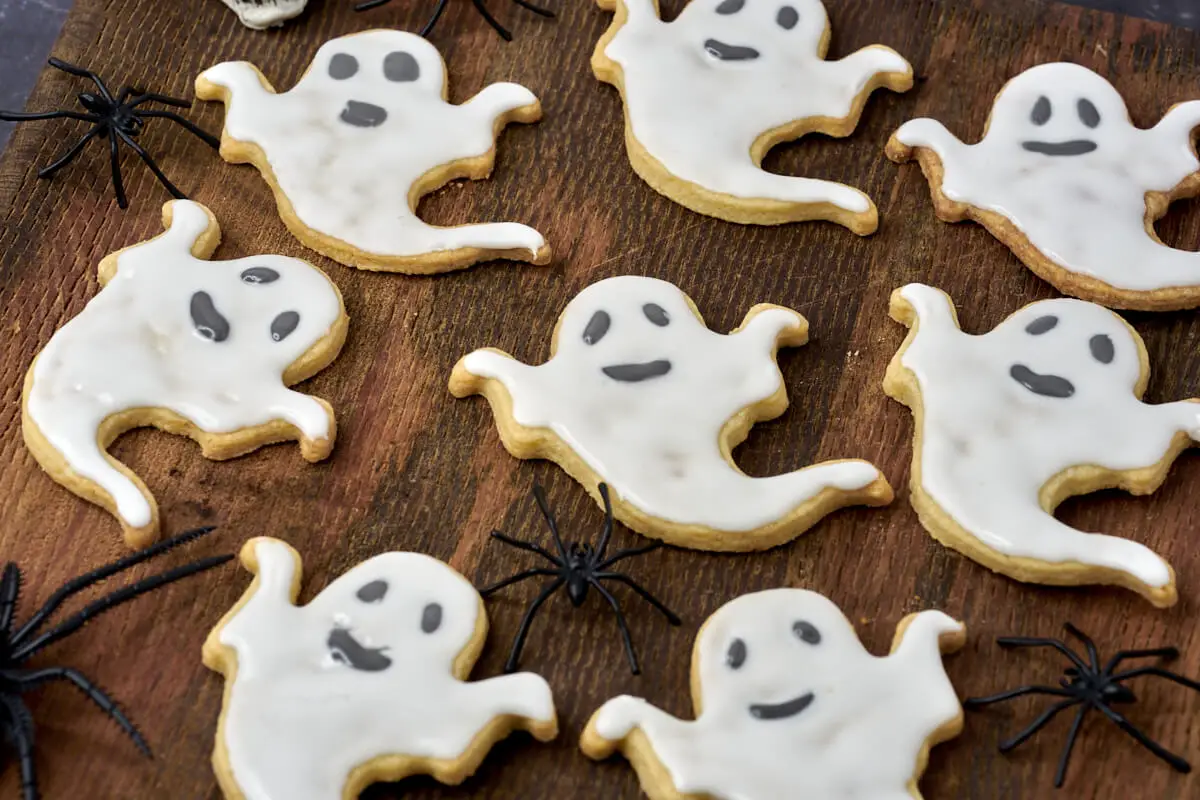 halloween småkager som spøgelser med glasur