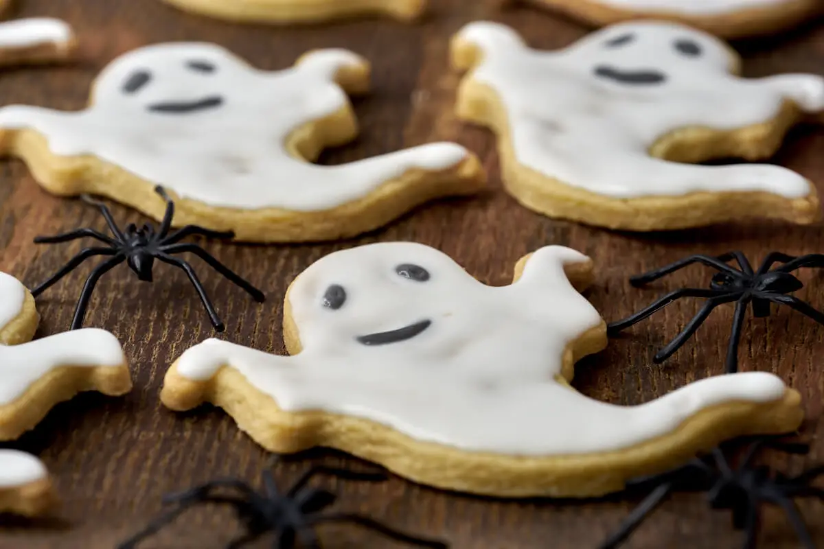 halloween småkager som spøgelser med hvid og sort glasur