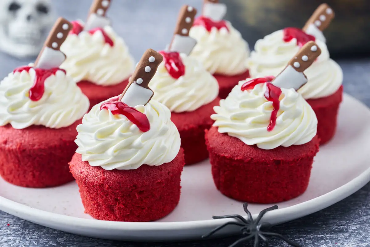 blodige red velvet halloween cupcakes med kniv