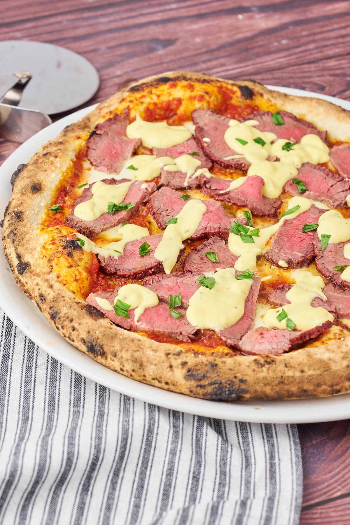 pizza med bearnaise og oksekød